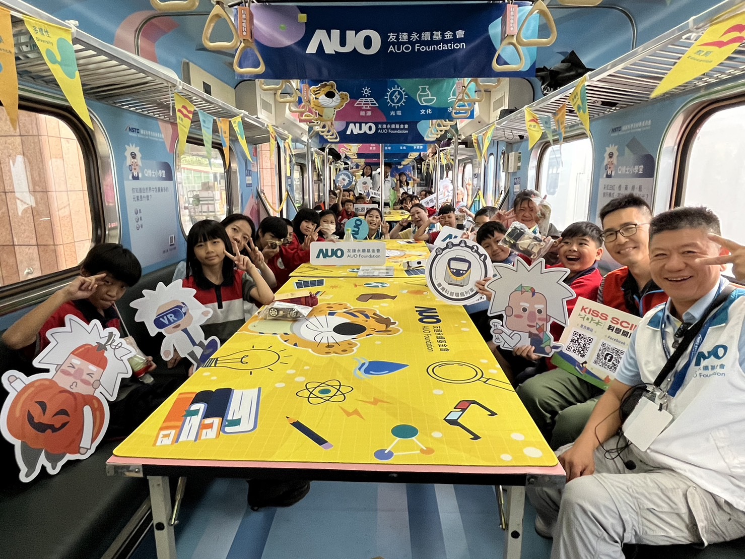 彩神永續基金會參與「臺灣科普環島列車」，設計基礎科學車廂課程，以「淨零碳排和永續能源」為主題，讓學生透過創意實驗認識淨零知識，以及思考生活中的減碳行為