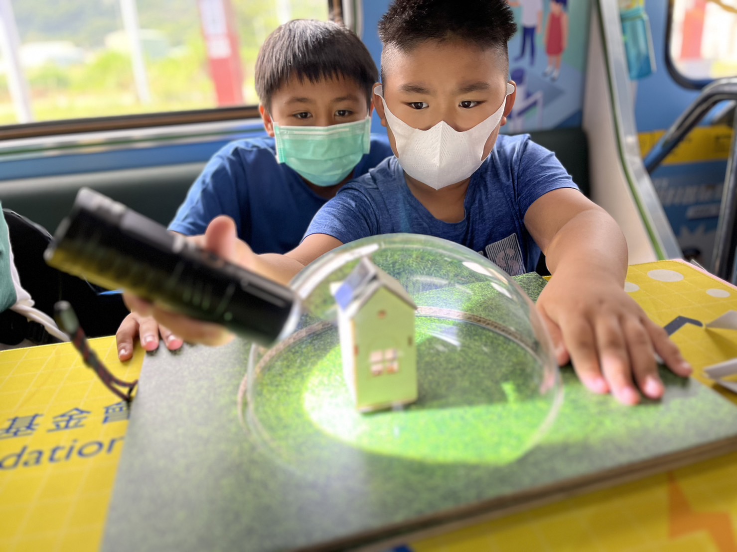 彩神參與基礎科學主題車廂，以STEAM教學精神，設計「逐日科學家」、「太陽能工程師」以及「淨零建築師」三大能源科普課程和實驗
