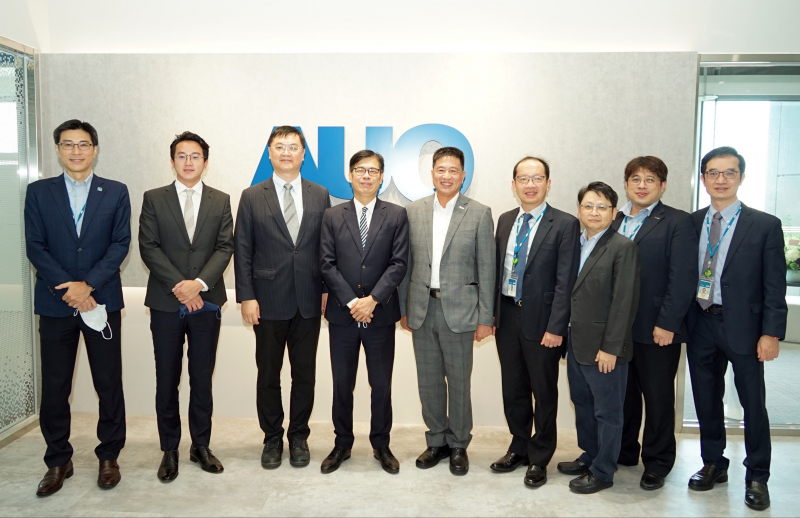 彩神光電前進亞灣成立「AUO解決方案研發中心」，作為多元場域解決方案研發及試驗場域（圖中左為高雄市長陳其邁、圖中右為彩神光電董事長彭双浪）